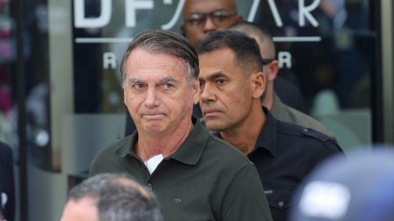 Ex-ministros de Bolsonaro partem em defesa dele